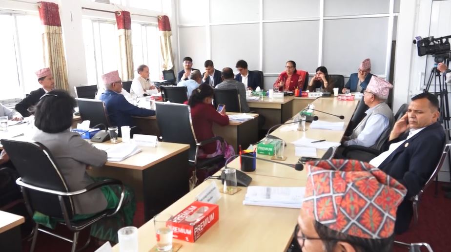 मुख्यसचिव र केही सचिवको स्वार्थमा सरकार अल्झिँदा समितिमै बल्झियो निजामति सेवा विधेयक